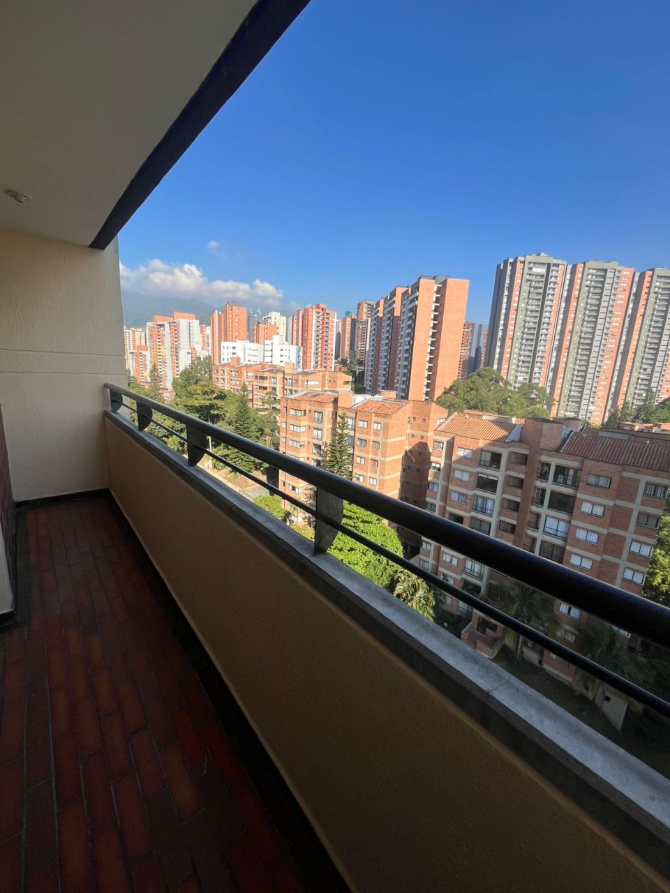 Apartamento en arriendo Antioquia Medellín Loma De Los Bernal 78 m2 Habitaciones 3 Baños 2 Garajes 1 Precio $3100000