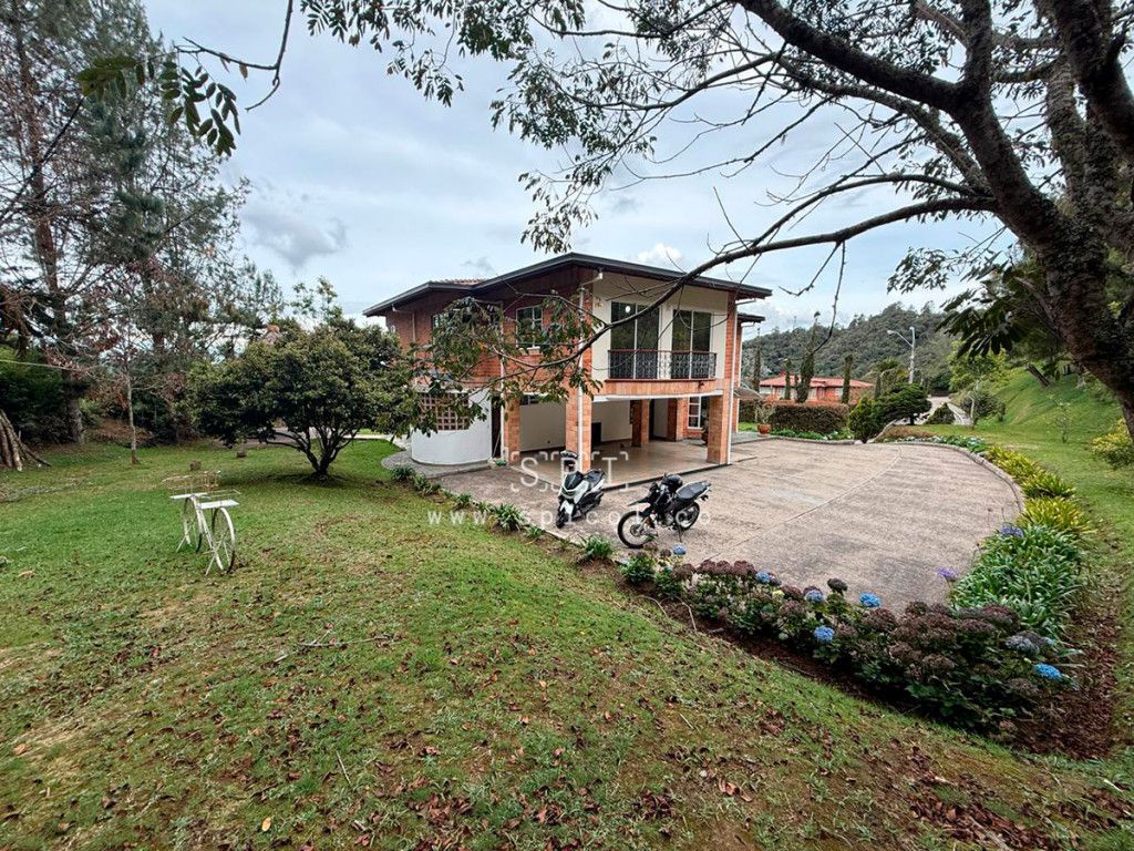 Casa en arriendo Antioquia Envigado La Clarita 350 m2 Habitaciones 6 Baños 6 Garajes 6 Precio $12000000