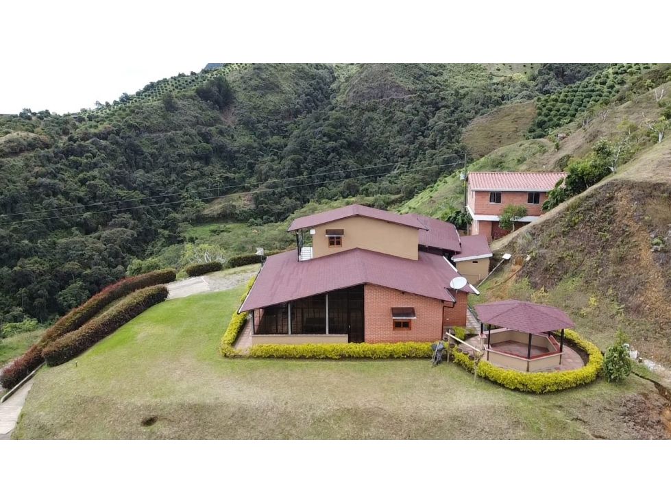 Finca en venta Antioquia Abejorral Abejorral 300 m2 Habitaciones 8 Baños 8 Garajes 10 Precio $1740000000