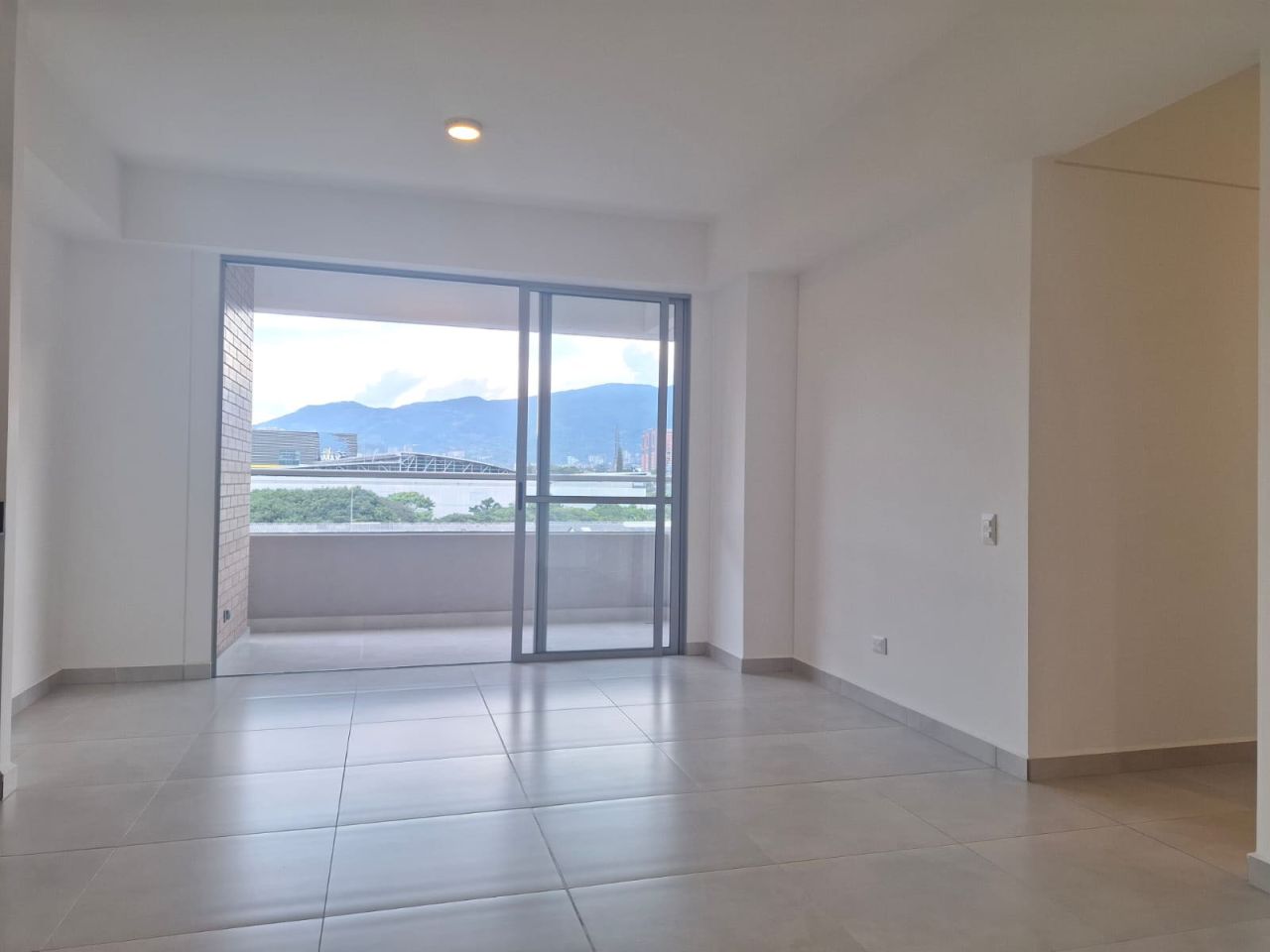 Apartamento en arriendo Antioquia Envigado Jardines 88 m2 Habitaciones 3 Baños 2 Garajes 2 Precio $4800000