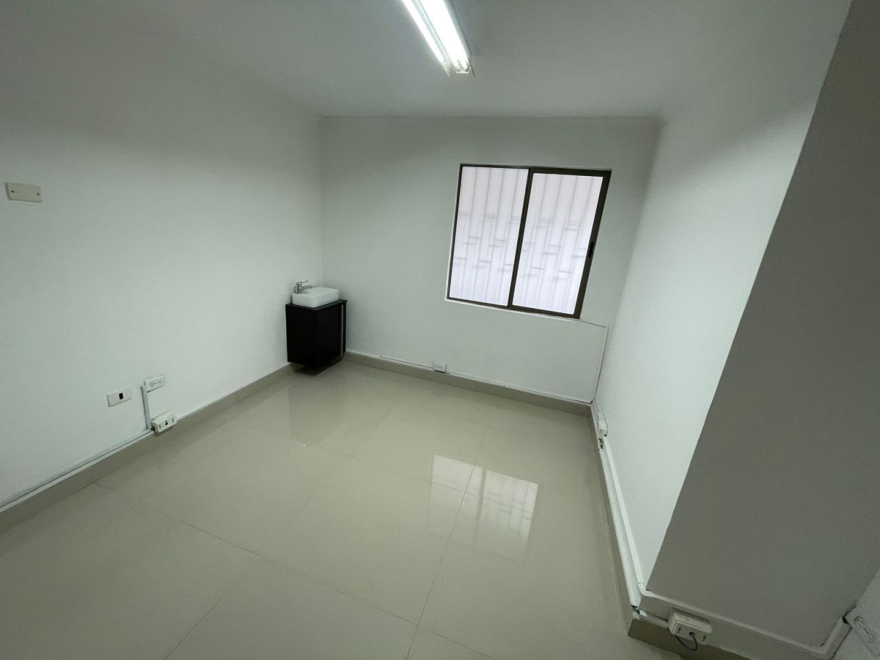 Oficina en arriendo Antioquia Medellín San Bernardo 12 m2 Habitaciones 0 Baños 0 Garajes 0 Precio $900000
