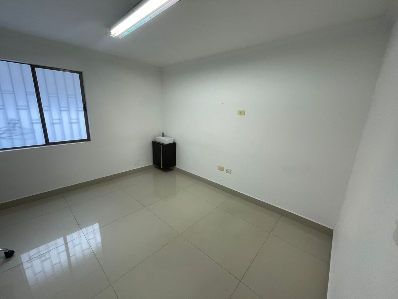 Oficina en arriendo Antioquia Medellín San Bernardo 12 m2 Habitaciones 0 Baños 0 Garajes 0 Precio $900000