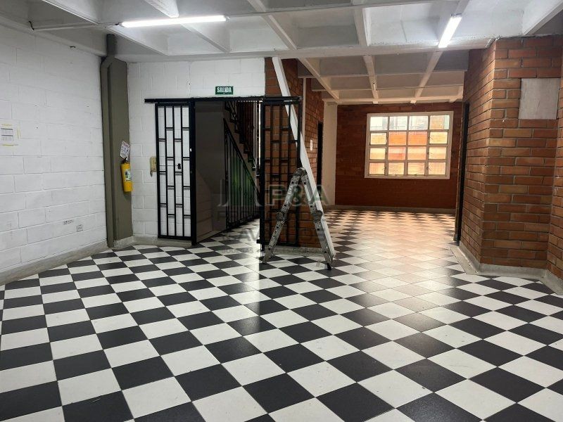 Bodega en arriendo Antioquia Medellín Trinidad 100 m2 Habitaciones 0 Baños 3 Garajes 0 Precio $3800000