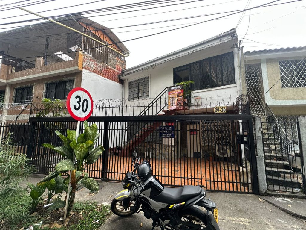 Casa en arriendo Valle Del Cauca Cali Bretaña 210 m2 Habitaciones 3 Baños 3 Garajes 1 Precio $2320000