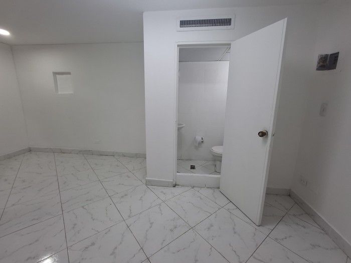 Local en arriendo Valle Del Cauca Cali Granada 14 m2 Habitaciones 0 Baños 1 Garajes 0 Precio $890000