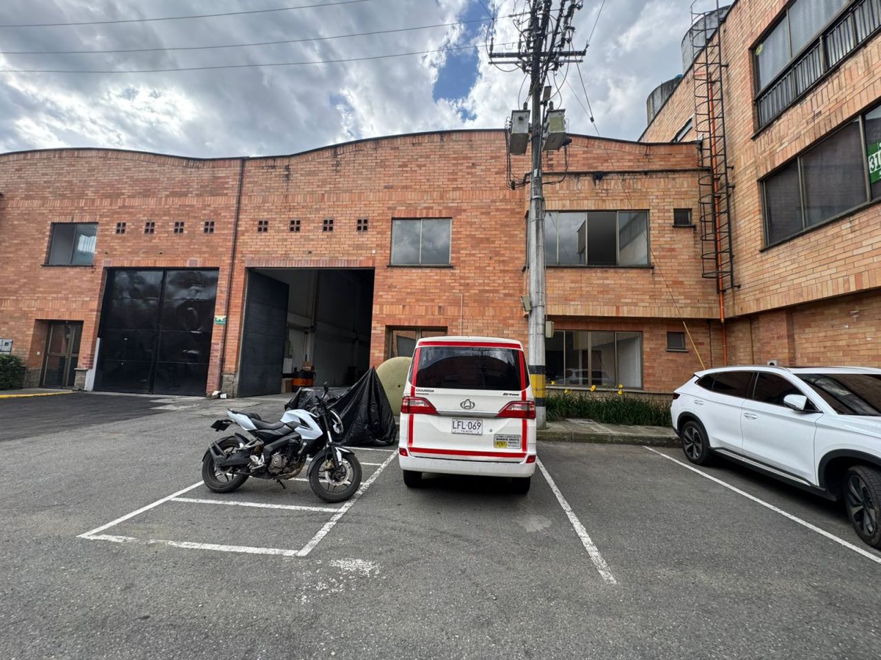 Bodega en arriendo Antioquia La Estrella Bellos Aires 428 m2 Habitaciones 0 Baños 5 Garajes 2 Precio $14800000