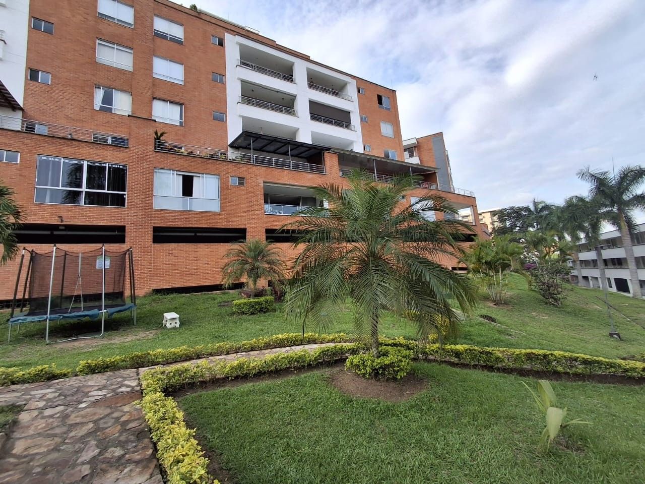 Apartamento en arriendo Valle Del Cauca Cali Conjunto Residencial Cerro Cristales 80 m2 Habitaciones 3 Baños 2 Garajes 1 Precio $3300000