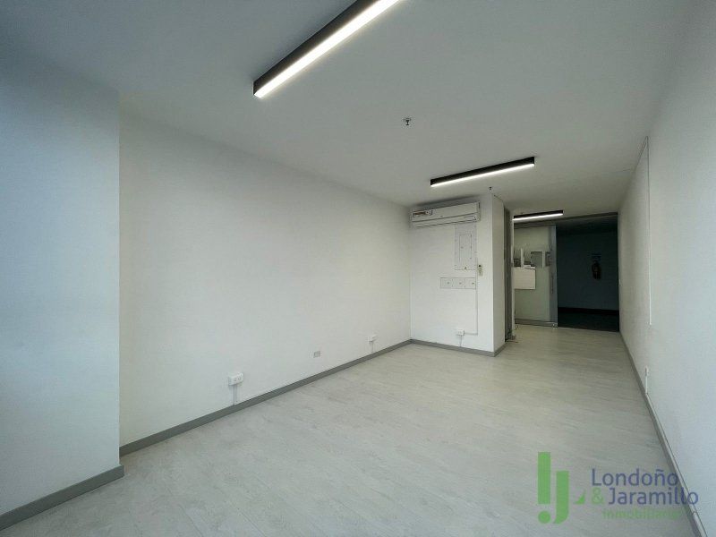 Oficina en venta Antioquia Envigado Zona Centro 26 m2 Habitaciones 0 Baños 1 Garajes 1 Precio $290000000