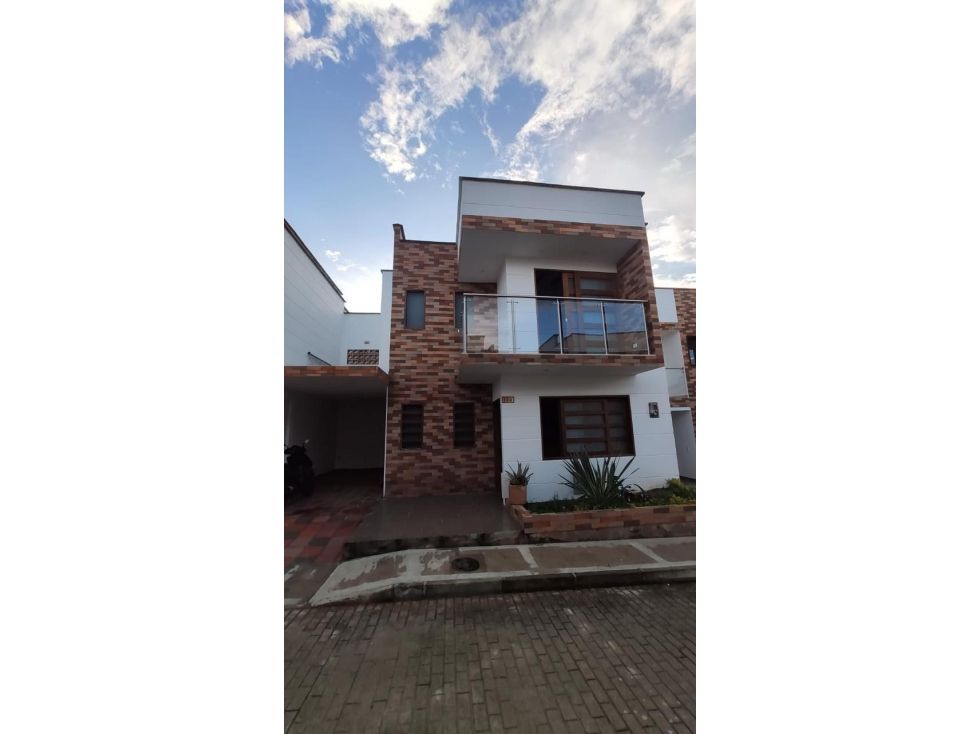 Casa en arriendo o venta Antioquia La Ceja Payuco 130 m2 Habitaciones 3 Baños 3 Garajes 1 Precio venta $680000000 Precio arriendo $3300000