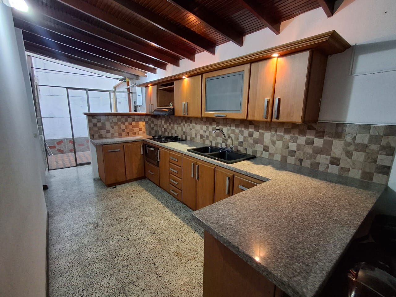 Casa en arriendo o venta Antioquia Medellín Calle Nueva 200 m2 Habitaciones 5 Baños 5 Garajes 1 Precio venta $1350000000 Precio arriendo $8000000