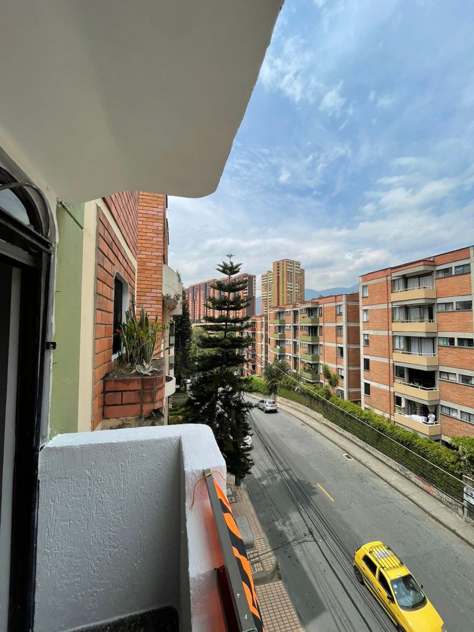 Casa en arriendo o venta Antioquia Medellín Calasanz Parte Alta 215 m2 Habitaciones 4 Baños 4 Garajes 1 Precio venta $810000000 Precio arriendo $4200000