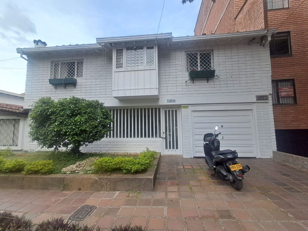 Casa en arriendo Antioquia Medellín Belen 220 m2 Habitaciones 5 Baños 4 Garajes 2 Precio $10800000