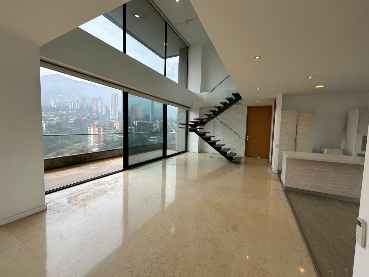 Apartamento en arriendo Antioquia Medellín El Diamante No 2 280 m2 Habitaciones 3 Baños 4 Garajes 4 Precio $17600000