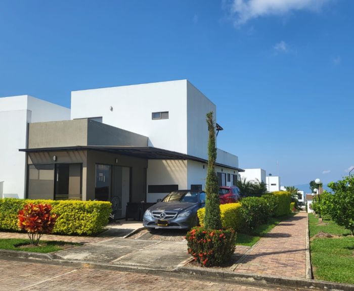 Casa en venta Cundinamarca La Mesa Cn La Laguna 165 m2 Habitaciones 4 Baños 4 Garajes 2 Precio $895000000