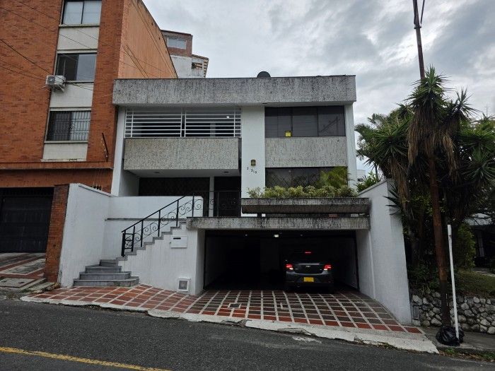 Casa en venta Valle Del Cauca Cali Arboledas 420 m2 Habitaciones 3 Baños 3 Garajes 4 Precio $1100000000