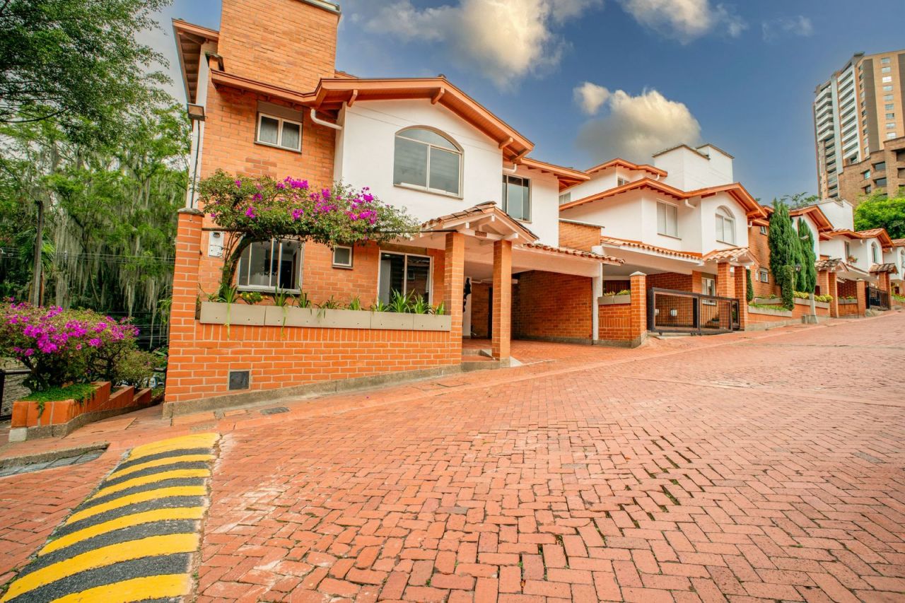 Casa en arriendo Antioquia Medellín Los Balsos No2 300 m2 Habitaciones 5 Baños 4 Garajes 2 Precio $15000000