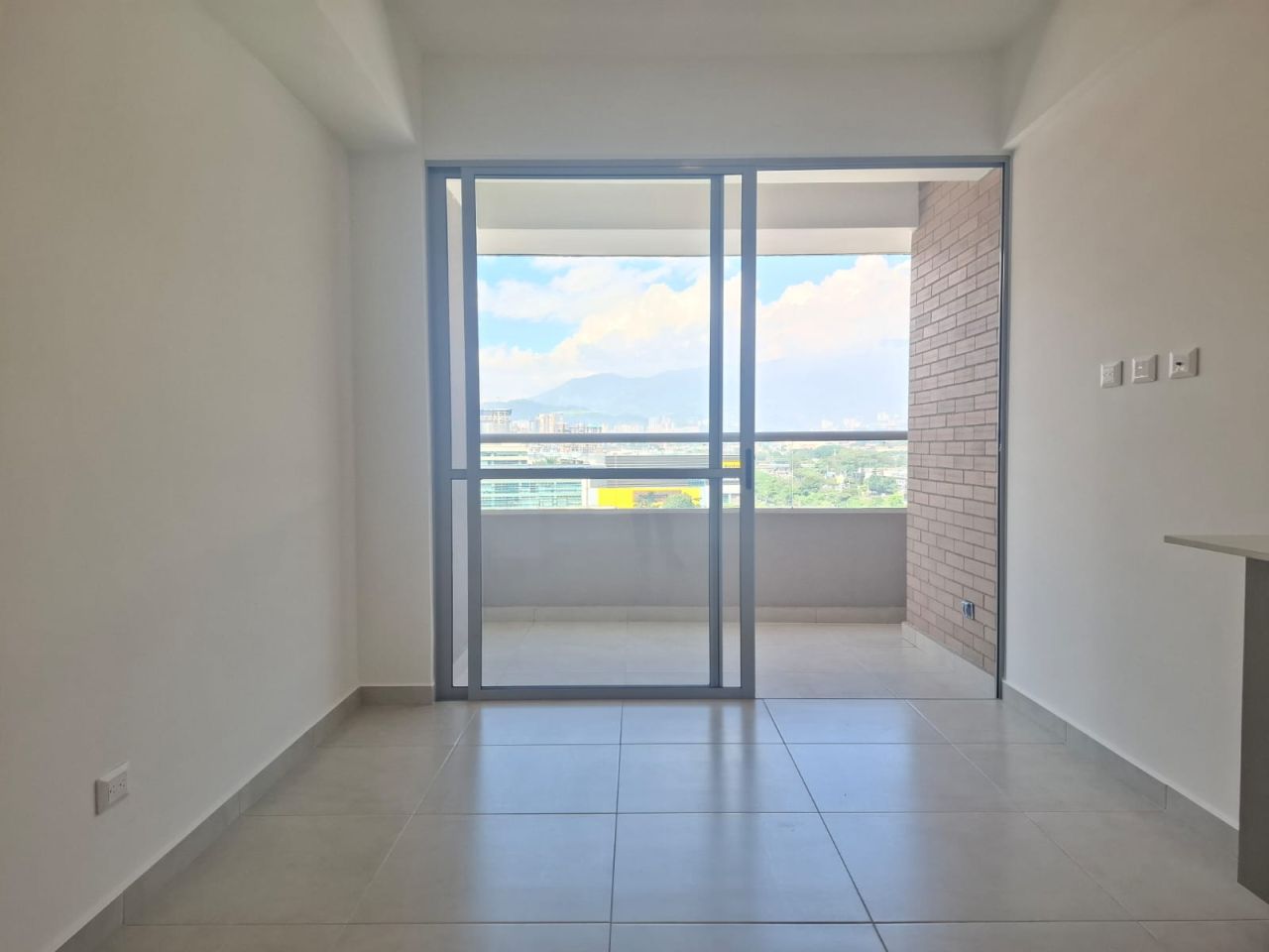 Apartamento en arriendo Antioquia Envigado Jardines 83 m2 Habitaciones 3 Baños 2 Garajes 1 Precio $4800000