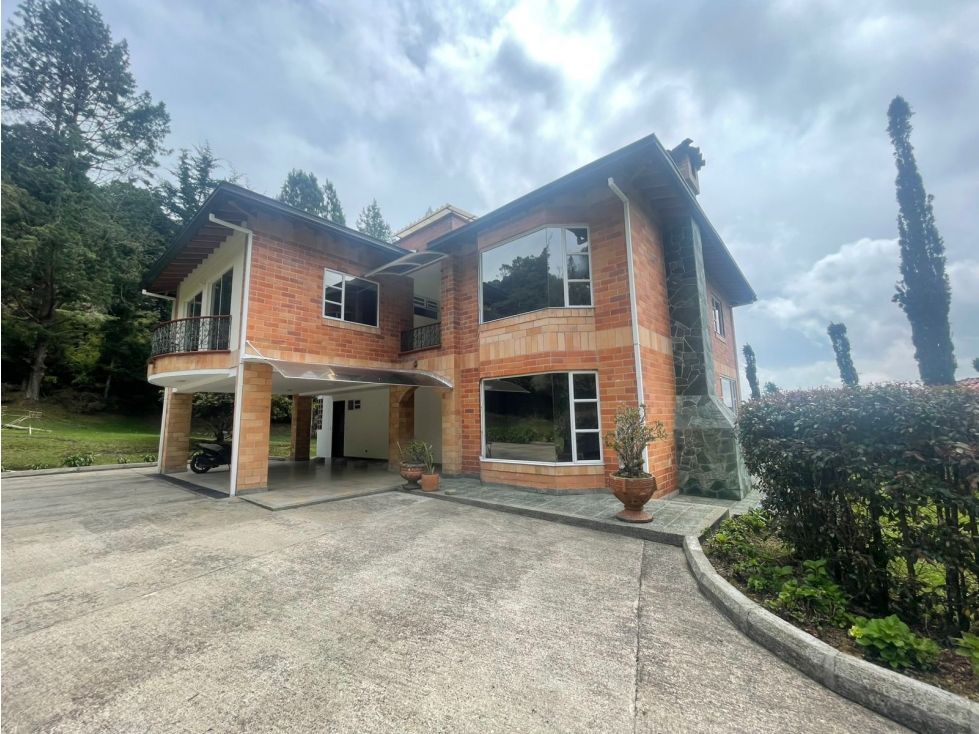 Casa Campestre en arriendo o venta Antioquia Envigado Envigado 300 m2 Habitaciones 5 Baños 5 Garajes 4 Precio venta $2000000000 Precio arriendo $12000000