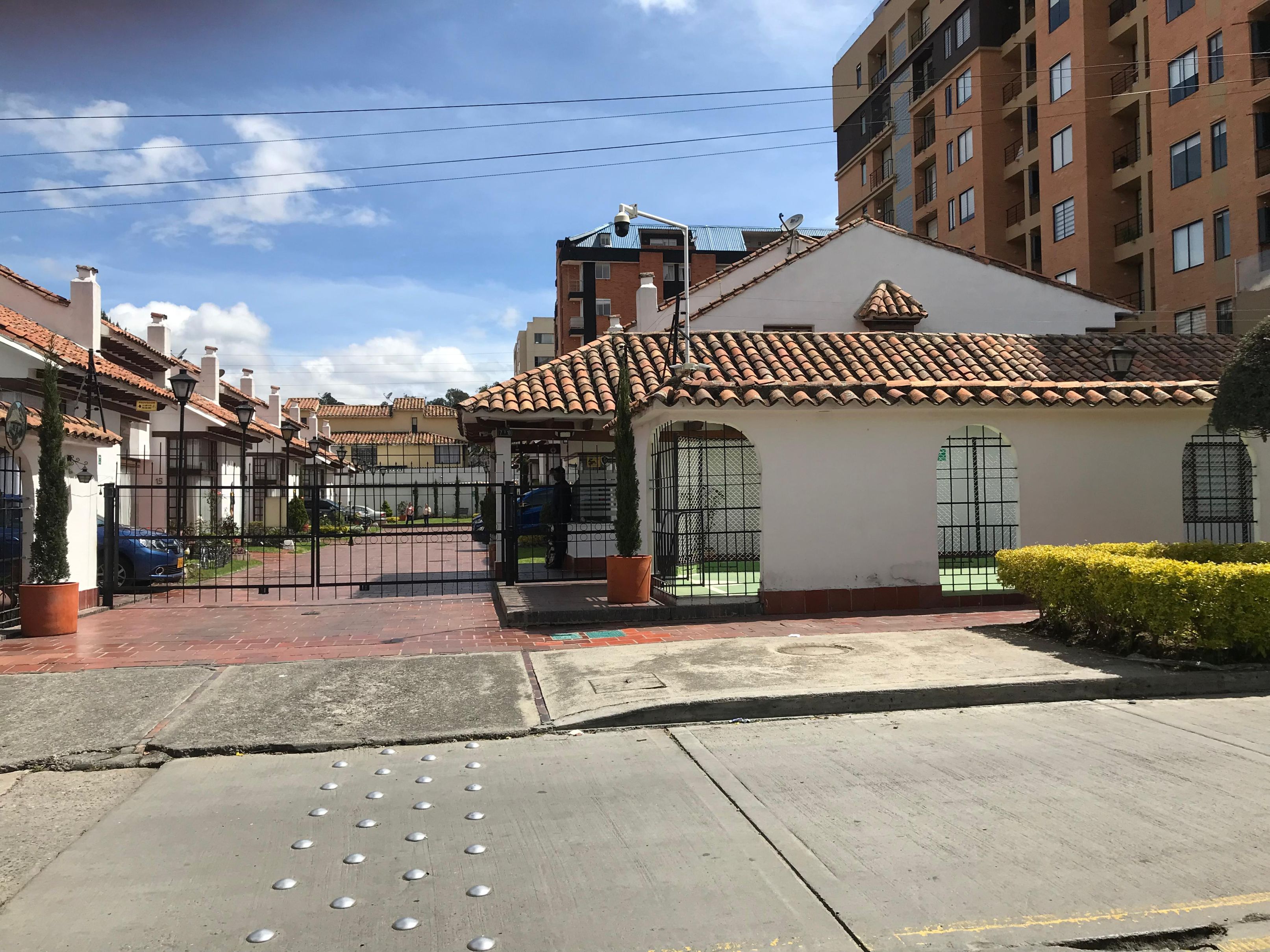Casa en venta Cundinamarca Bogotá Cedro Narvaez 220 m2 Habitaciones 5 Baños 3 Garajes 2 Precio $920000000