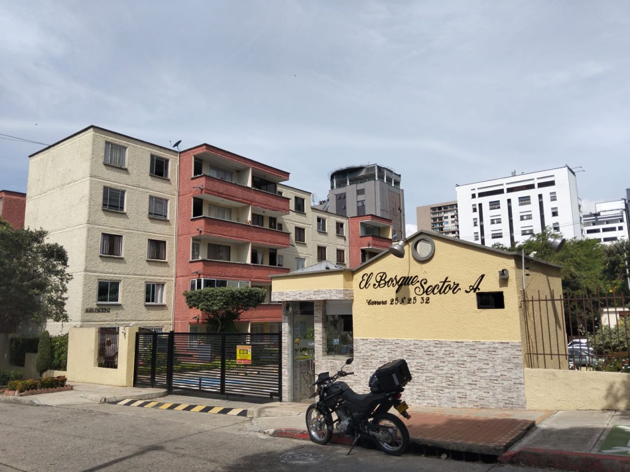 Apartamento en venta Santander Floridablanca Cr El Bosque Sector F 84 m2 Habitaciones 3 Baños 2 Garajes 0 Precio $290000000