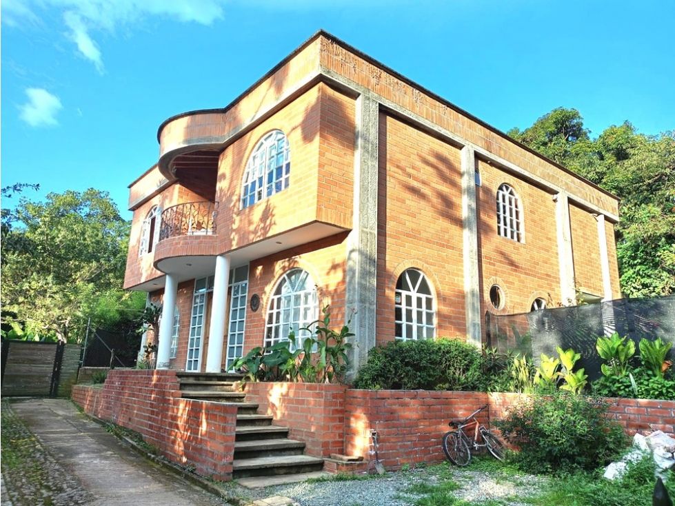 Apartaestudio en arriendo Antioquia Envigado Zúñiga 200 m2 Habitaciones 5 Baños 5 Garajes 3 Precio $9400000