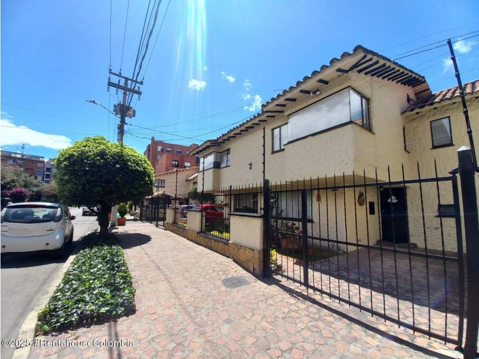 Casa en venta Cundinamarca Bogotá Acacias Usaquen 130 m2 Habitaciones 3 Baños 4 Garajes 2 Precio $690000000