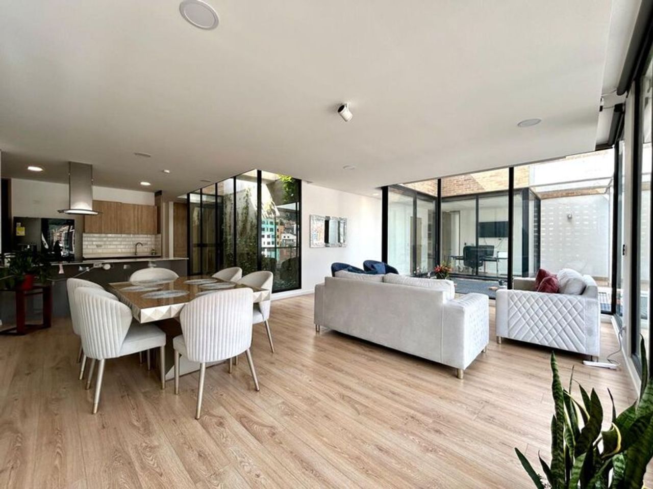 Apartamento en venta Cundinamarca Bogotá Santa Barbara Oriental 212 m2 Habitaciones 3 Baños 4 Garajes 2 Precio $1680000000