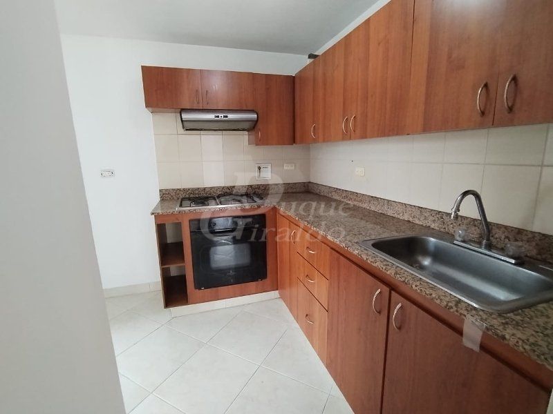 Apartamento en arriendo Antioquia Medellín Urbanizacion Cedros De La Colina 100 m2 Habitaciones 3 Baños 2 Garajes 2 Precio $4200000