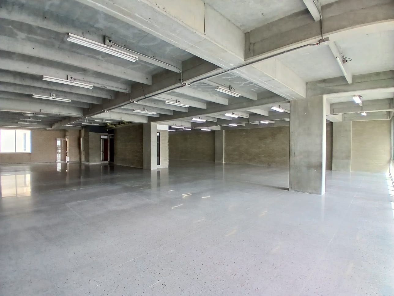 Oficina en arriendo Antioquia Medellín Guayabal 395 m2 Habitaciones 0 Baños 3 Garajes 3 Precio $23600000