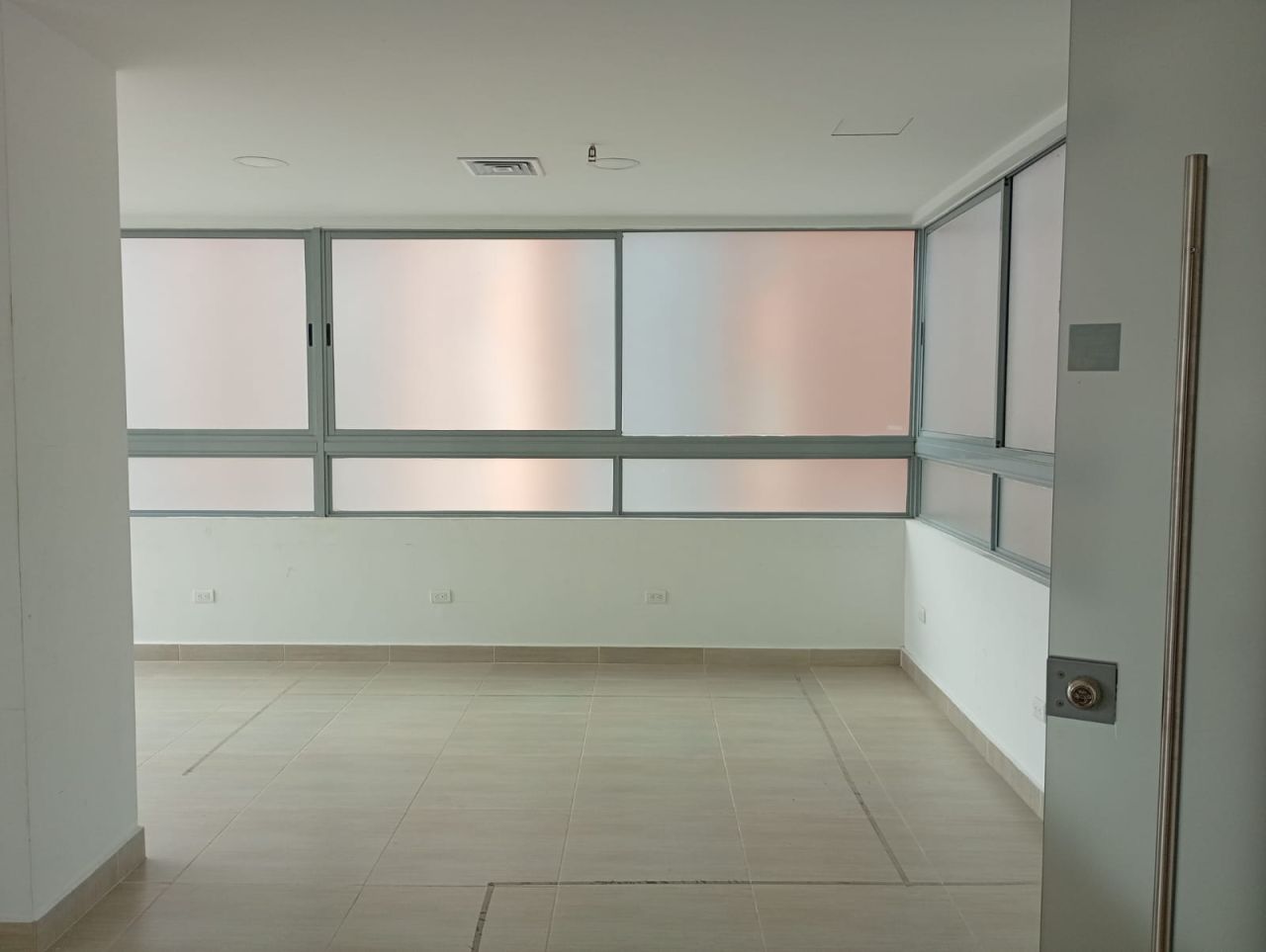 Oficina en arriendo o venta Antioquia Sabaneta Restrepo Naranjo 57 m2 Habitaciones 0 Baños 1 Garajes 1 Precio venta $513000000 Precio arriendo $5200000