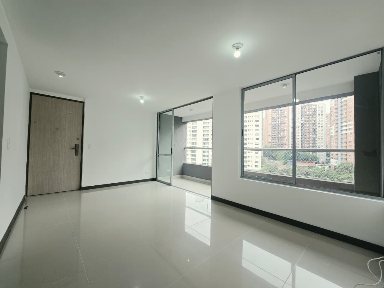 Apartamento en arriendo Antioquia Medellín Loma De Los Bernal 77 m2 Habitaciones 3 Baños 2 Garajes 1 Precio $4000000