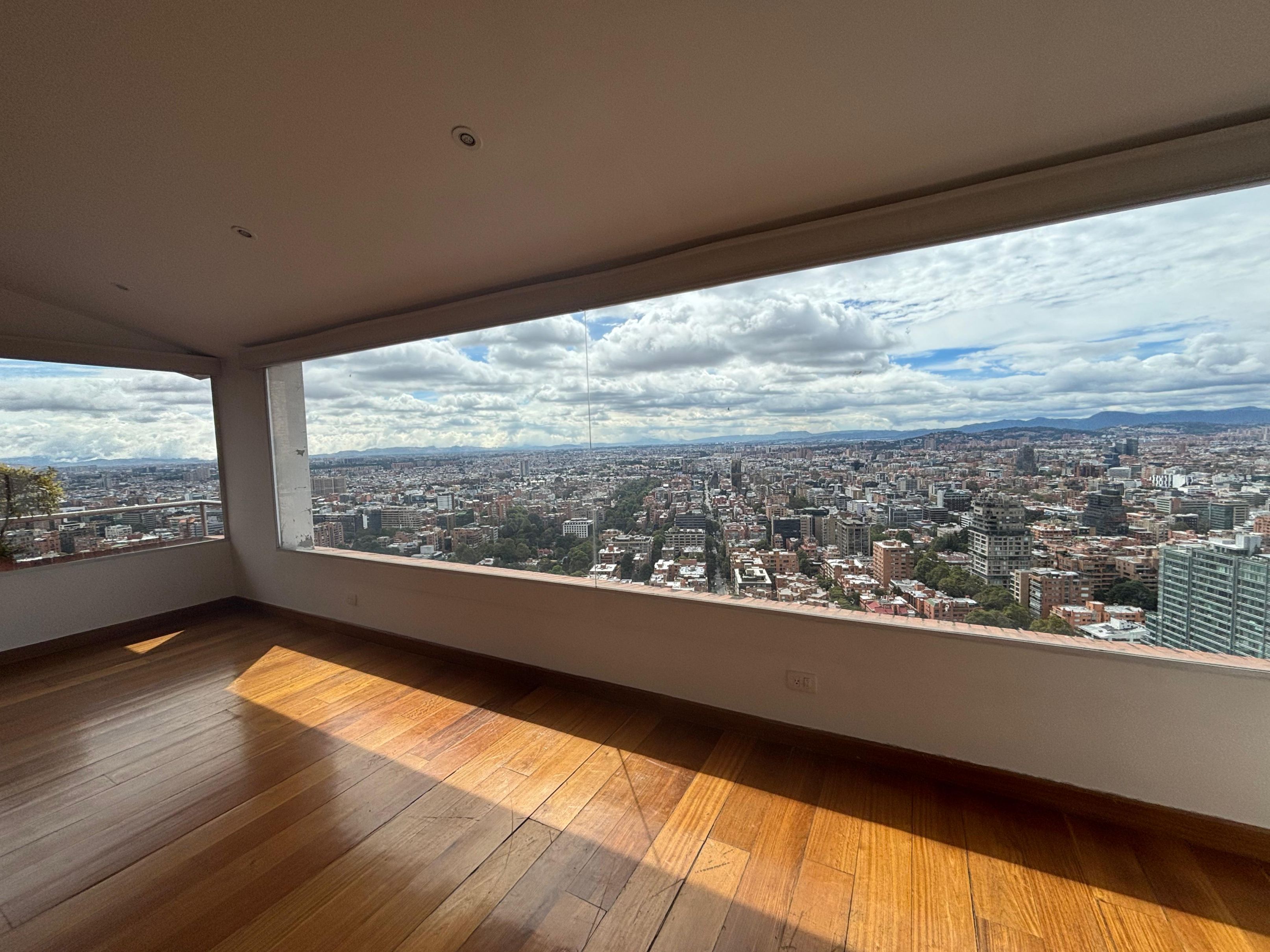 Apartamento en arriendo Cundinamarca Bogotá El Refugio 375 m2 Habitaciones 3 Baños 4 Garajes 2 Precio $15000000