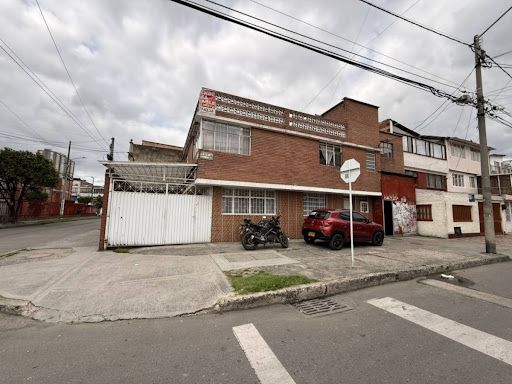 Casa en venta Cundinamarca Bogotá Lucerna 266 m2 Habitaciones 6 Baños 4 Garajes 1 Precio $850000000