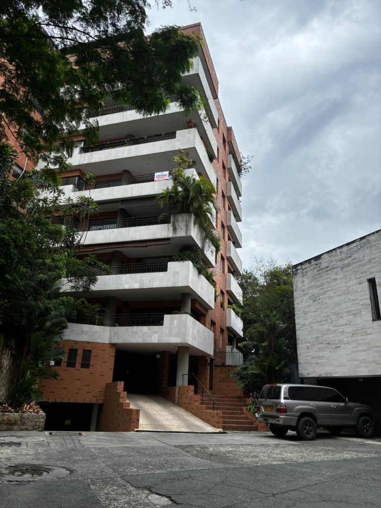 Apartamento en arriendo Valle Del Cauca Cali Arboledas 300 m2 Habitaciones 3 Baños 3 Garajes 2 Precio $8500000