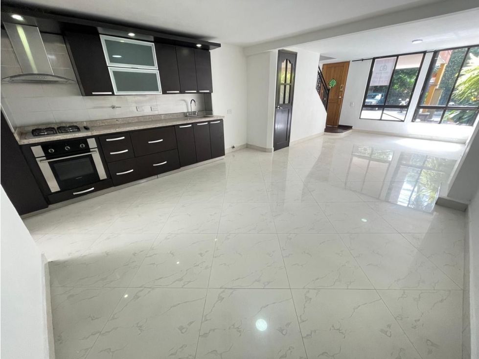 Casa en arriendo Antioquia Envigado Lombardia 130 m2 Habitaciones 3 Baños 2 Garajes 1 Precio $4800000