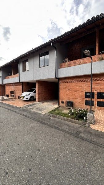 Casa en venta Valle Del Cauca Cali Unidad Residencial El Coliseo 104 m2 Habitaciones 3 Baños 3 Garajes 1 Precio $390000000