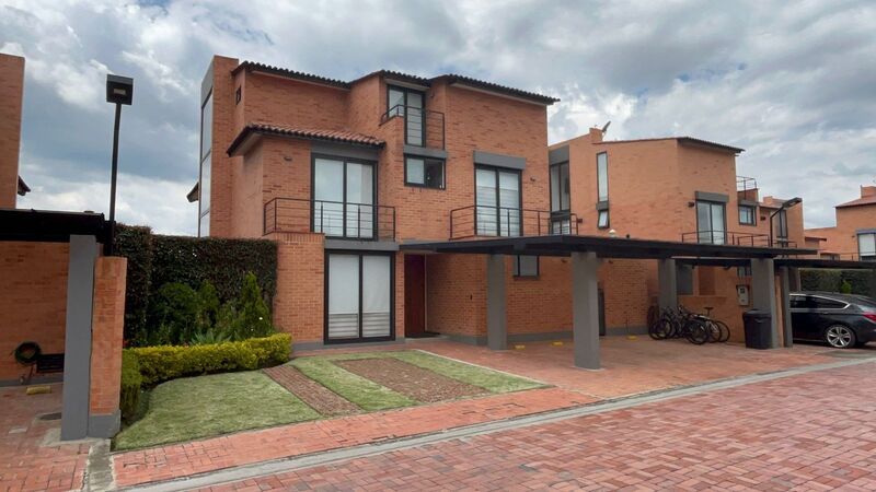 Casa en venta Cundinamarca Chía Cn Hacienda La Luna 437 m2 Habitaciones 4 Baños 6 Garajes 3 Precio $1500000