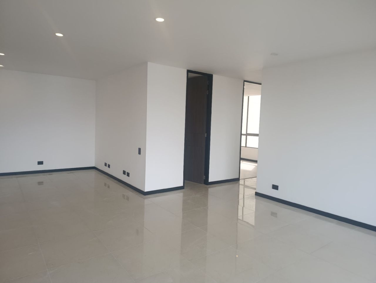 Apartamento en arriendo Antioquia Medellín La Linde 145 m2 Habitaciones 3 Baños 5 Garajes 2 Precio $7700000