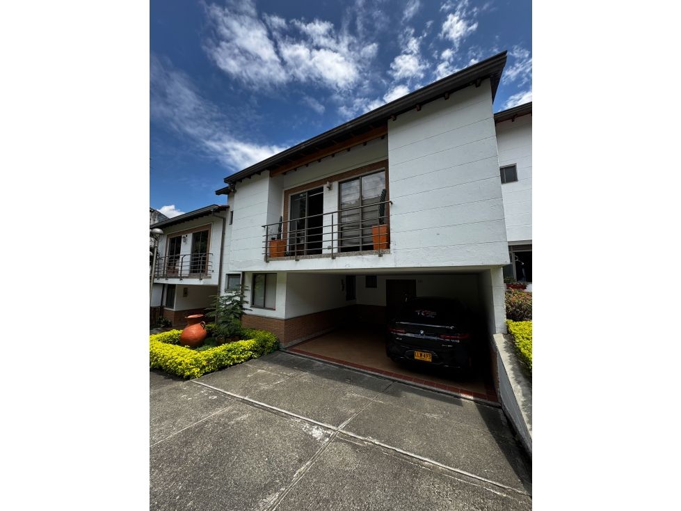 Casa en arriendo Antioquia Envigado Envigado 370 m2 Habitaciones 3 Baños 4 Garajes 2 Precio $12000000