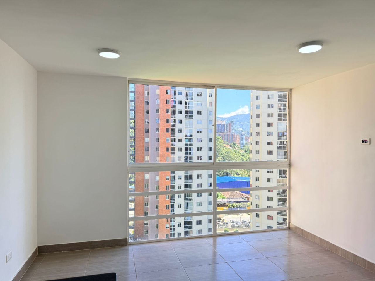Apartamento en arriendo o venta Antioquia Sabaneta María Auxiliadora 54 m2 Habitaciones 3 Baños 2 Garajes 0 Precio venta $285000000 Precio arriendo $1700000