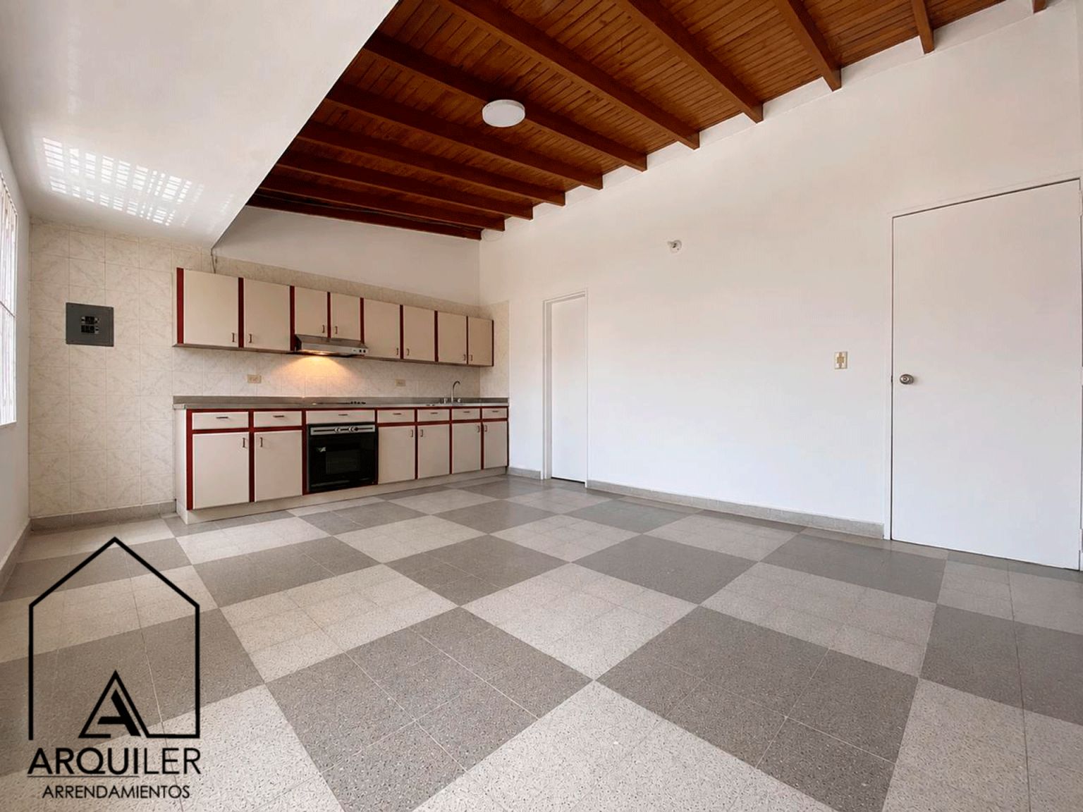 Casa en arriendo Antioquia Medellín Simon Bolivar 180 m2 Habitaciones 1 Baños 2 Garajes 0 Precio $4500000