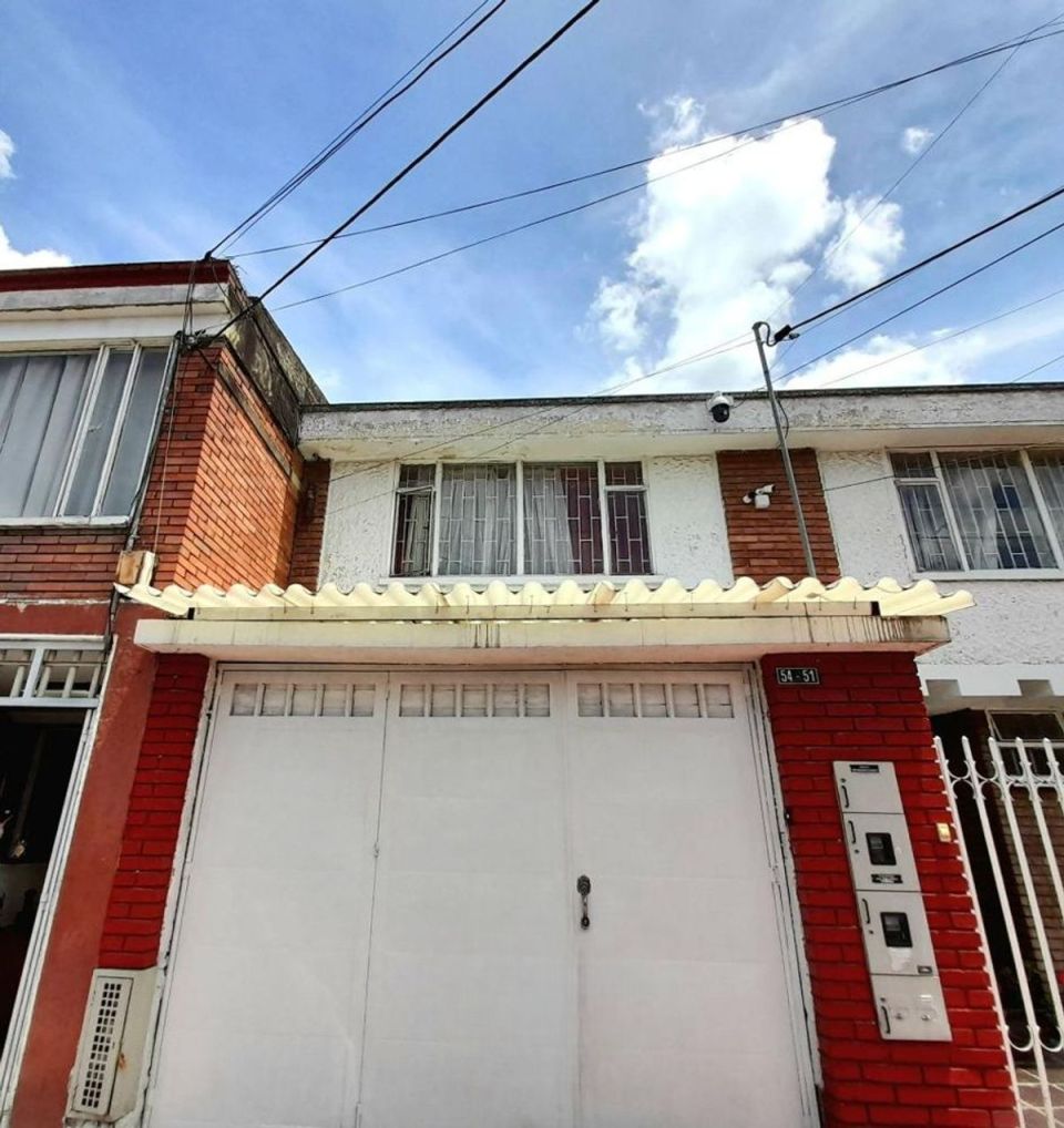 Casa en arriendo Cundinamarca Bogotá La Esmeralda 216 m2 Habitaciones 4 Baños 2 Garajes 2 Precio $5800000