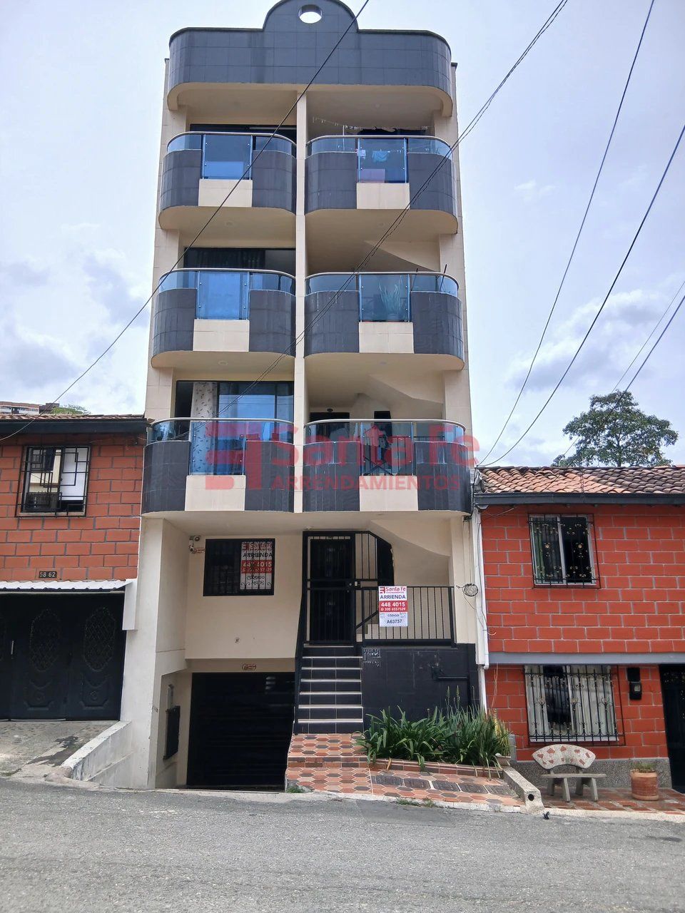 Apartamento en arriendo Antioquia Medellín La Alpujarra 120 m2 Habitaciones 3 Baños 2 Garajes 1 Precio $2500000