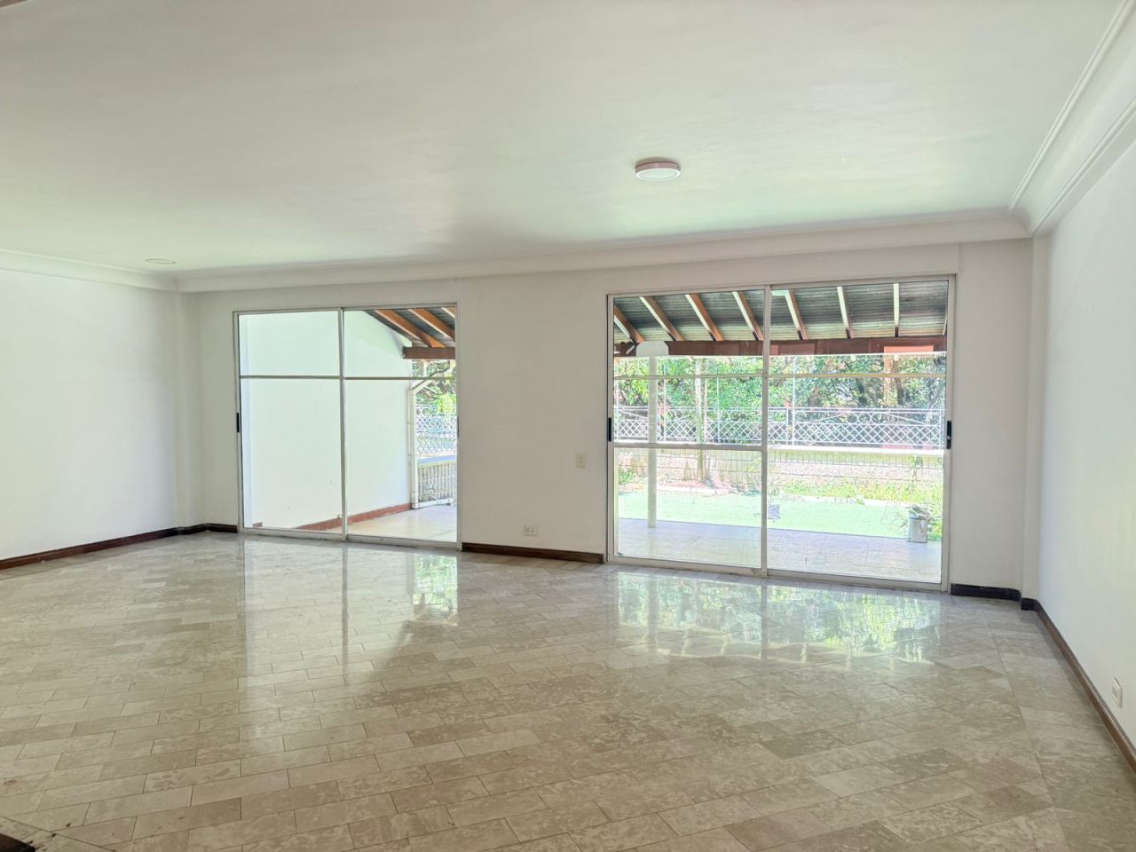 Casa en arriendo o venta Antioquia Medellín Castropol 350 m2 Habitaciones 3 Baños 5 Garajes 3 Precio venta $1670000000 Precio arriendo $10200000