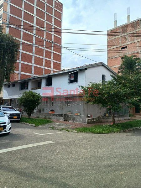 Casa en arriendo Antioquia Medellín Los Colores 200 m2 Habitaciones 4 Baños 3 Garajes 1 Precio $5000000