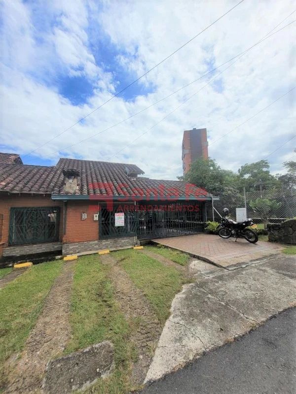 Casa en arriendo Antioquia Medellín Colon 300 m2 Habitaciones 4 Baños 3 Garajes 6 Precio $4200000