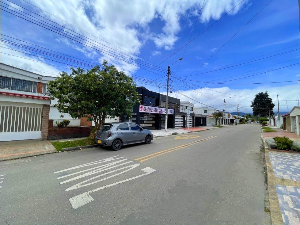 Casa en venta Cundinamarca Bogotá Modelia Occidental 320 m2 Habitaciones 4 Baños 5 Garajes 3 Precio $1600000000