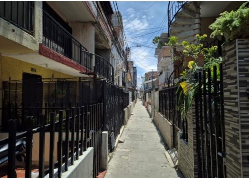 Casa en venta Valle Del Cauca Cali Ciudadela Floralia 195 m2 Habitaciones 7 Baños 5 Garajes 0 Precio $300000000