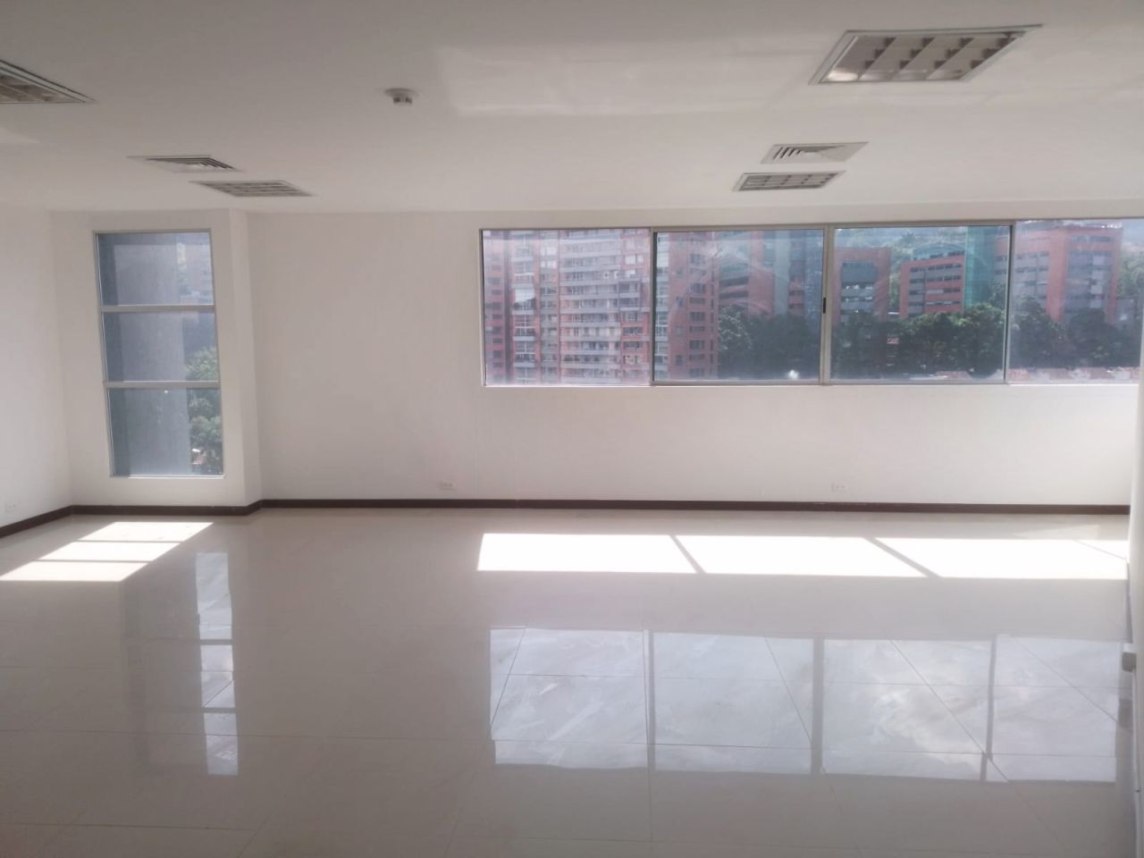 Consultorio en arriendo Antioquia Medellín Los Balsos No 1 60 m2 Habitaciones 0 Baños 1 Garajes 1 Precio $5900000