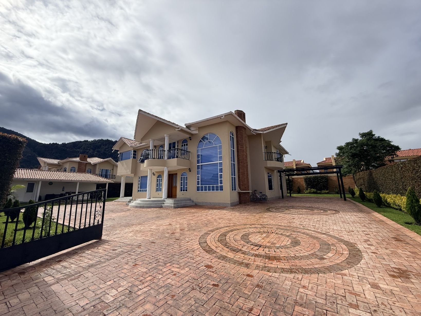 Casa en venta Cundinamarca Cajicá Cr Guarigua 370 m2 Habitaciones 4 Baños 5 Garajes 4 Precio $2750000000